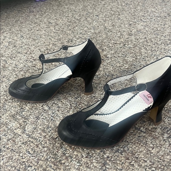 Unique Vintage Black T-Strap Heels - Picture 2 of 9